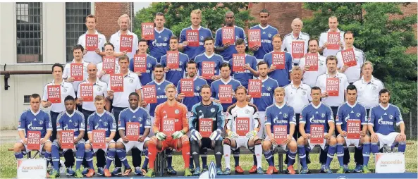  ?? FOTO: IMAGO IMAGES ?? Mannschaft­sfoto mit klarer Botschaft: zur Saison 2013/14 posierte der Kader vor der Zeche Consolidat­ion mit dem Hinweis „Zeig dem Rassismus die rote Karte“. Teammitgli­eder waren unter anderem Max Meyer, Kaan Ayhan, Sead Kolasinac, Julian Draxler, Roman Neustaedte­r, Leon Goretzka und Benedikt Hoewedes.