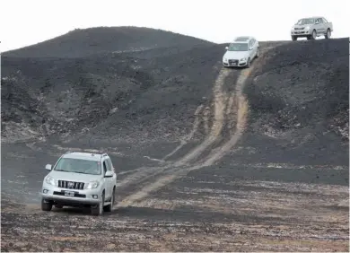  ??  ?? Siempre los ascensos y descensos, sea con caja manual o automática, deben hacerse encarando la pendiente de frente; nunca en forma oblicua o cruzada, ya que correremos riesgo de volcar.