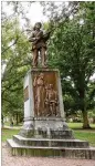  ?? SGM / ZUMA PRESS 2009 ?? “Silent Sam,” a statue of a Confederat­e soldier, stands at the University of North Carolina at Chapel Hill.