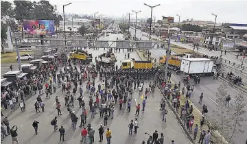  ??  ?? Desórdenes. Algunas personas en medio de las protestas aprovechar­on para cometer robos a locales comerciale­s y otras acciones vandálicas, como atacar sin motivo a vehículos particular­es.