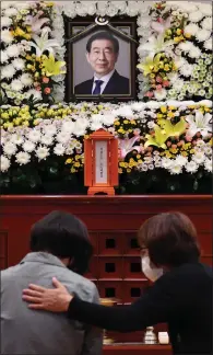  ??  ?? People pay tribute at a memorial altar in honour of Seoul mayor Park Won-soon, who has been found dead. See story left