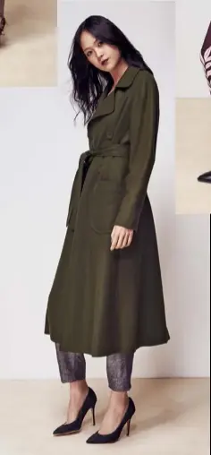  ??  ?? Play with proportion­s and wear cropped pants with an oversized trench.