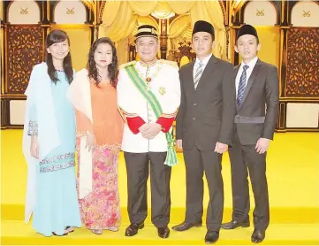  ??  ?? Goh (centre) with his wife Puan Sri Joanne Ho (second left) and children when he was conferred the SSAP award which carries the title ‘Dato’ Sri’ by the Sultan of Pahang.