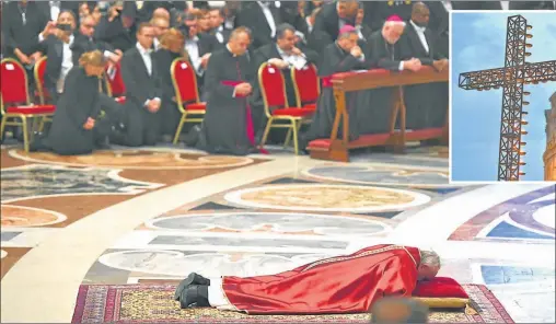 ?? FOTOS: AFP Y AP ?? TENDIDO. Jorge Bergoglio rezó en el suelo de la Basílica de San Pedro. Hoy participar­á de la vigilia pascual y el domingo dará la misa.