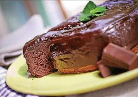  ?? PHOTO COURTESY OF PHILIPS AIRFRYER ?? Air-fried chocolate cake? Yes, please!