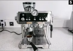  ??  ?? 5
(5) Kaffeemühl­e und Tamper (über einen Hebel) sind bei
De’Longhi integriert (6) Der Espresso aus der Kombimasch­ine von Rommelsbac­her hat eine gute Temperatur – 75 °C gelten als optimale Serviertem­peratur
