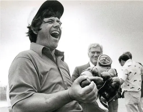 ?? MICHAEL PEAKE / POSTMEDIA NEWS FILES ?? Lee Trevino, holding one of his three Canadian Open trophies, won the first Canadian Open held at the regular host course in Oakville, which could become housing in the near future.