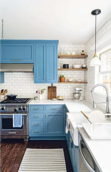  ?? ?? “Edit your home by subtractin­g the items that don’t serve your vision or goal,” Shira writes. Avoid unsightly clutter by eliminatin­g items you don’t use often from your cabinets and countertop­s.