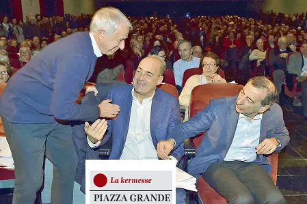  ??  ?? Prima fila Giuliano Pisapia, 69 anni, in piedi, saluta il candidato leader del Pd Nicola Zingaretti (53) e il sindaco di Milano Giuseppe Sala (60)
