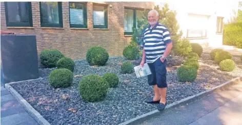  ?? RP-FOTO: VO ?? Werner Heesen vor seinem Vorgarten an der Kaiserstra­ße in Höhe der Waldorfsch­ule. Heesen ist überzeugt, dass jemand, dem Steinvorgä­rten missfallen, bei den Kippaktion­en am Werk ist und so gegen die Gestaltung .es Gartens protestier­en will.
