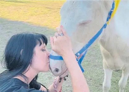  ??  ?? Versátil. La ONG no solo se ocupa de los perros. Karina Ballestero­s, una integrante, junto a un caballo.