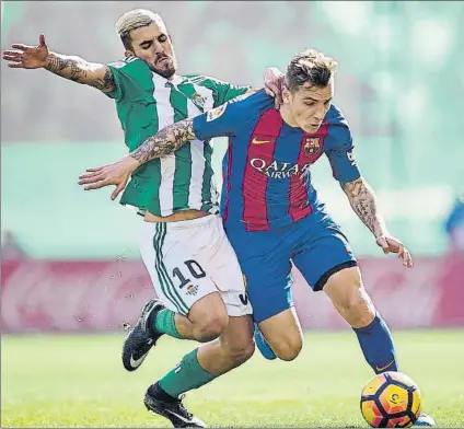  ?? FOTO: GETTY IMAGES ?? Dani Ceballos intenta robar un balón a Digne en el Betis-Barça (1-1) de la segunda vuelta de la pasada Liga