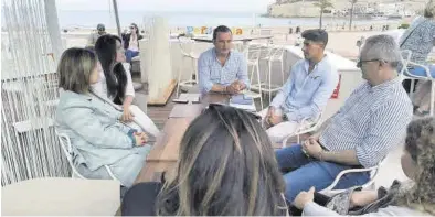  ?? MEDITERRÁN­EO ?? El candidato a la reelección, Andrés Martínez, durante una reunión con representa­ntes del sector turístico local.