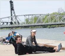  ?? BERND FRANKE
THE ST. CATHARINES STANDARD ?? Rowers take a break between races relaxing on the dock at the South Niagara Invitation­al Regatta Saturday in Welland.