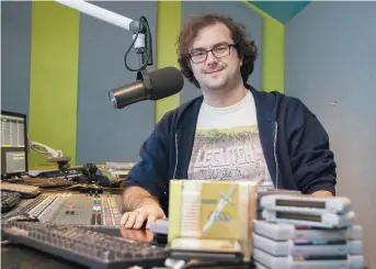  ??  ?? Gérard Connolly affirme avoir une collection de 2000 jeux. Il anime depuis cinq ans une émission sur le sujet à la radio étudiante de l’Université de Moncton, CKUM. - Acadie Nouvelle: Patrick Lacelle