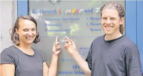  ?? FOTO: STADT ?? Streetwork­er Sarah Schmitt und Christian Vallo sind die Ansprechpa­rtner für junge Erwachsene mit Schwierigk­eiten in Leverkusen.