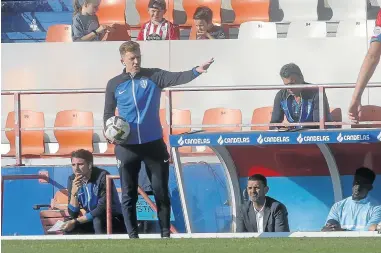  ?? ?? Mossa, conectado en todo momento con Ziganda, durante el partido del Anxo Carro.