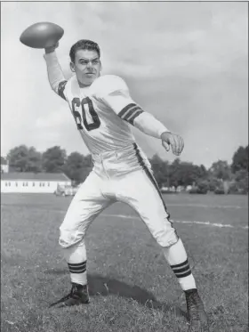  ?? ASSOCIATED PRESS FILE ?? Browns quarterbac­k Otto Graham is shown in 1949 throwing a pass.