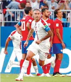  ??  ?? Kolarov celebra o seu 11.º pela Sérvia em 77 jogos