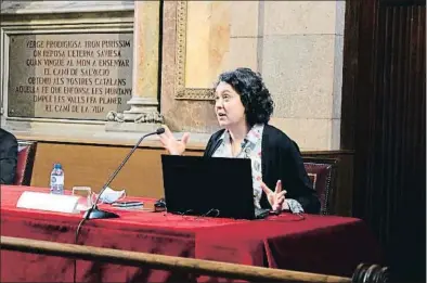  ??  ?? Montserrat Esquerda, directora del Instituto Borja de Bioética, en el debate del Ateneu Sant Pacià