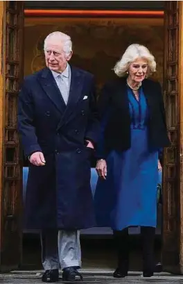  ?? Foto: dpa ?? Charles III. und Königin Camilla verlassen die Londoner Klinik im Zentrum Londons, wo sich der König einem Eingriff wegen einer vergrößert­en Prostata unterzogen hatte.