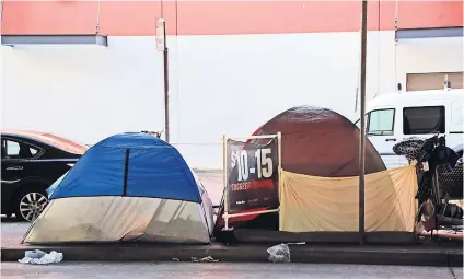  ?? FOTOGRAFÍA­S DE JIM WILSON/THE NEW YORK TIMES ?? Los residentes de California toman acción para evitar que gente duerma en las calles. En San Francisco.