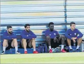  ?? FOTO: JUAN ECHEVERRÍA ?? Caras largas
Yeray, Raúl García, Williams y Vesga, ayer en Lezama