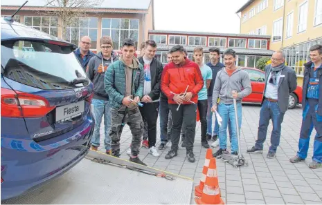  ?? SZ- FOTOS ( 2): KÖ ?? Das Auto muss auf den Abschleppe­r: Konrad Aierstock vom Autohaus Braun und Maurer besuchte die Schüler der Michel- Buck- Schule.