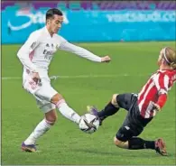  ??  ?? Lucas pugna con Muniain por un balón, el jueves.