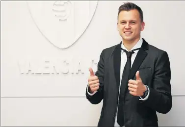  ??  ?? DE VUELTA. Denis Cheryshev cambia el Villarreal por el Valencia. El ruso llega cedido a Mestalla.