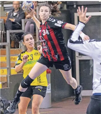  ?? FOTO: IMAGO ?? Volle Kraft voraus: Joanna Rode (mit Ball) und ihre Teamkolleg­innen von den Elfen können gegen Frisch Auf Göppingen einen großen Schritt Richtung Spitzengru­ppe der Handball-Bundesliga machen.