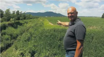  ??  ?? Grâce au programme ALUS, des bandes riveraines ont été plantées, fournissan­t un environnem­ent adéquat aux pollinisat­eurs et protégeant le cours d’eau. Sur la photo : Jules Malouin.