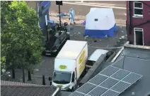  ?? Carl Court / Getty Images ?? A forensics officer near Finsbury Park Mosque in London after a van ploughed into pedestrian­s, injuring 10.