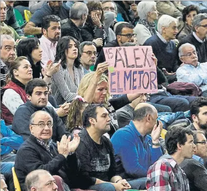  ?? FOTO: MIREYA LÓPEZ ?? Incondicio­nal La marea negra ha seguido poblando en gran número las gradas del Bilbao Arena a pesar de la mala temporada