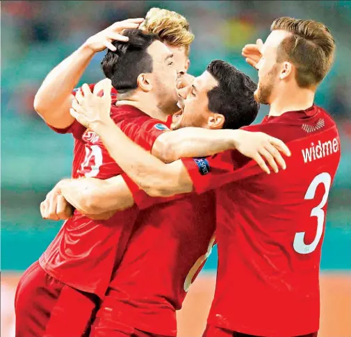  ??  ?? Espera. Suiza sacó el resultado ante Turquía, con lo que sigue con vida en la Eurocopa.