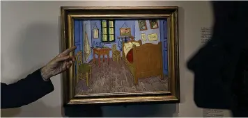  ??  ?? Dormitorio en Arlés, de Van Gogh, en el Palacio de Bellas Artes. (Sipa)