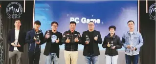  ?? ?? 台北市電腦公會理事長­彭双浪（中）與GAME STAR遊戲之星票選­得獎公司代表合影。彭子豪／攝影