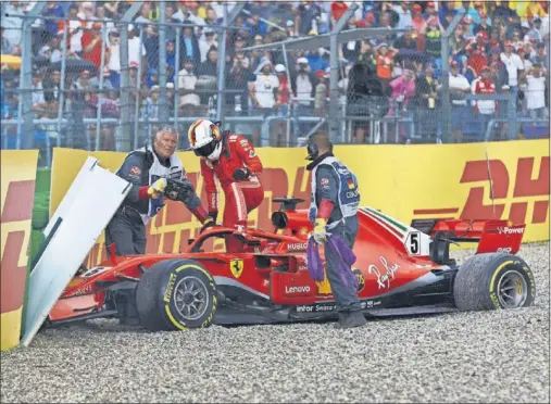  ??  ?? ACCIDENTAD­O. Vettel se fue contra las proteccion­es en el GP de Alemania cuando lideraba la carrera. Hamilton ganó y recuperó el liderato.