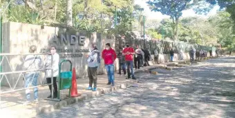  ??  ?? En plena pandemia la ANDE forzó a la ciudadanía a pagar sus facturas tras formar largas colas. Sus autoridade­s admitieron que sobrefactu­raron los recibos en base a promedios.