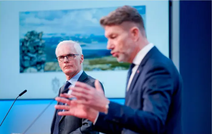  ?? GORM KALLESTAD / NTB ?? Leder for Energikomm­isjonen, Lars Sørgard, og olje- og energimini­ster, Terje Lien Aasland, på en pressekonf­eranse i Marmorhall­en onsdag.