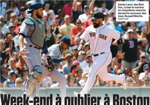  ?? PHOTO AFP ?? Sandy Leon, des Red Sox, croise le marbre en cinquième manche devant le receveur des Jays, Russell Martin.