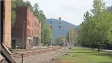  ??  ?? Thurmond’s true main street was the railroad. No businesses are open, but town residents are hopeful.