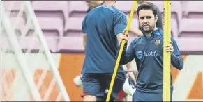  ?? Foto: pere puntí ?? Jonatan Giráldez, en el entrenamie­nto de ayer preparando la visita del Chelsea