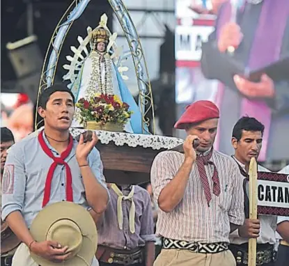  ?? (FACUNDO LUQUE) ?? Homenaje. Compañeros del jinete participar­on del responso que se realizó en el campo de la doma.