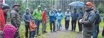  ?? FOTO: NICOLE DANKS ?? Bei nass-kaltem November-Wetter durchquert­en Waldbesitz­er, Jäger, Mountainbi­ker und andere Interessie­rte gute zwei Stunden lang das Waldseegeb­iet. Durch den Wald führte WBV-Geschäftsf­ührer Andreas Täger (vorne rechts).