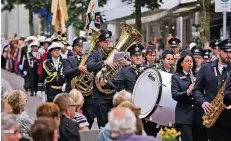  ?? RP-FOTO: MARKUS VAN OFFERN ?? Eine große Anzahl Musikzüge gaben dem Marsch der Schützenve­reine durch die Innenstadt den besonders würdigen Rahmen.