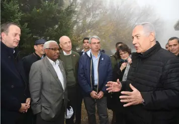  ?? (Haim Zach/GPO) ?? PRIME MINISTER BENJAMIN NETANYAHU met with foreign ambassador­s in the northern sector near IDF forces, who are operating to expose and neutralize the terrorist tunnels.