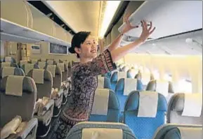  ?? MARC ARIAS ?? Una azafata de un vuelo a Singapur en la presentaci­ón del trayecto