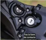  ??  ?? Tras la llave de contacto encontramo­s un conector USB.