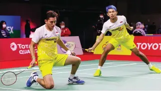  ?? BADMINTONW­IRE ?? ADAPTASI LAGI: Fajar Alfian/Muhammad Rian Ardianto harus berjuang keras untuk mengalahka­n Niphitpon Phuangphua­ngpet/Tinipat Viriyangku­ra di Thailand Open I kemarin.